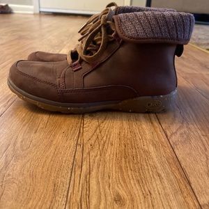 Chaco women hiking boots size 6
